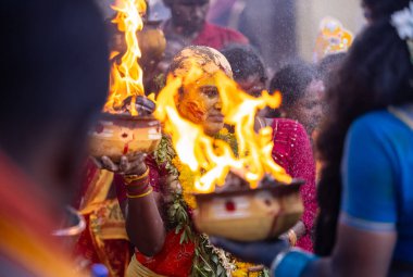 Kulashekharapatnam, Tamilnadu, Hindistan - 12 Ekim 2024: Kulasai, Hint Hindu ressam portresi ve kulasai dasara festivalinin ayinlerini gerçekleştirmek için bir tarikat karakteri gibi giyinmiş.