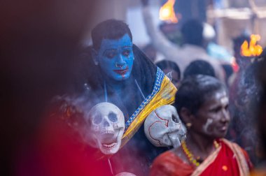 Kulashekharapatnam, Tamilnadu, Hindistan - 12 Ekim 2024: Kulasai, Hint Hindu ressam portresi ve kulasai dasara festivalinin ayinlerini gerçekleştirmek için bir tarikat karakteri gibi giyinmiş.