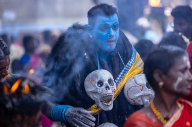 Kulashekharapatnam, Tamilnadu, Hindistan - 12 Ekim 2024: Kulasai, Hint Hindu ressam portresi ve kulasai dasara festivalinin ayinlerini gerçekleştirmek için bir tarikat karakteri gibi giyinmiş.