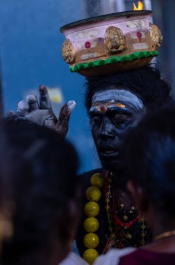 Kulashekharapatnam, Tamilnadu, Hindistan - 12 Ekim 2024: Kulasai, Hint Hindu ressam portresi ve kulasai dasara festivalinin ayinlerini gerçekleştirmek için bir tarikat karakteri gibi giyinmiş.