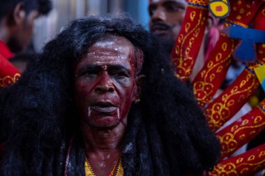 Kulashekharapatnam, Tamilnadu, Hindistan - 12 Ekim 2024: Kulasai, Hint Hindu ressam portresi ve kulasai dasara festivalinin ayinlerini gerçekleştirmek için bir tarikat karakteri gibi giyinmiş.