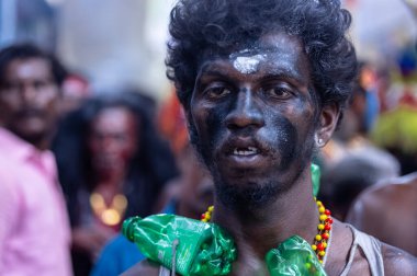 Kulashekharapatnam, Tamilnadu, Hindistan - 12 Ekim 2024: Kulasai, Hint Hindu ressam portresi ve kulasai dasara festivalinin ayinlerini gerçekleştirmek için bir tarikat karakteri gibi giyinmiş.