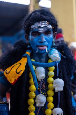 Kulashekharapatnam, Tamilnadu, Hindistan - 12 Ekim 2024: Kulasai, Hint Hindu ressam portresi ve kulasai dasara festivalinin ayinlerini gerçekleştirmek için bir tarikat karakteri gibi giyinmiş.