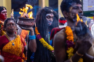 Kulashekharapatnam, Tamilnadu, Hindistan - 12 Ekim 2024: Kulasai, Hint Hindu ressam portresi ve kulasai dasara festivalinin ayinlerini gerçekleştirmek için bir tarikat karakteri gibi giyinmiş.