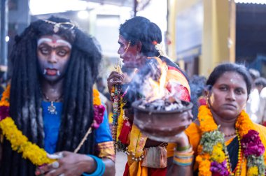 Kulashekharapatnam, Tamilnadu, Hindistan - 12 Ekim 2024: Kulasai, Hint Hindu ressam portresi ve kulasai dasara festivalinin ayinlerini gerçekleştirmek için bir tarikat karakteri gibi giyinmiş.