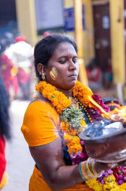 Kulashekharapatnam, Tamilnadu, Hindistan - 12 Ekim 2024: Kulasai, Hint Hindu ressam portresi ve kulasai dasara festivalinin ayinlerini gerçekleştirmek için bir tarikat karakteri gibi giyinmiş.