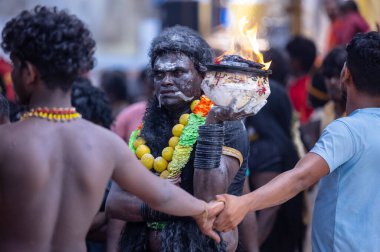 Kulashekharapatnam, Tamilnadu, Hindistan - 12 Ekim 2024: Kulasai, Hint Hindu ressam portresi ve kulasai dasara festivalinin ayinlerini gerçekleştirmek için bir tarikat karakteri gibi giyinmiş.