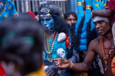 Kulashekharapatnam, Tamilnadu, Hindistan - 12 Ekim 2024: Kulasai, Hint Hindu ressam portresi ve kulasai dasara festivalinin ayinlerini gerçekleştirmek için bir tarikat karakteri gibi giyinmiş.