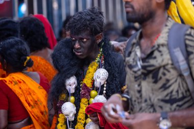 Kulashekharapatnam, Tamilnadu, Hindistan - 12 Ekim 2024: Kulasai, Hint Hindu ressam portresi ve kulasai dasara festivalinin ayinlerini gerçekleştirmek için bir tarikat karakteri gibi giyinmiş.