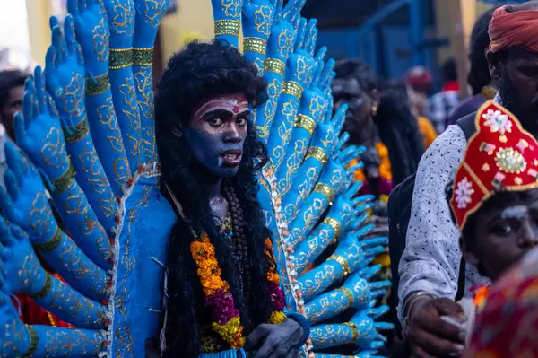Kulashekharapatnam, Tamilnadu, Hindistan - 12 Ekim 2024: Kulasai, Hint Hindu ressam portresi ve kulasai dasara festivalinin ayinlerini gerçekleştirmek için bir tarikat karakteri gibi giyinmiş.