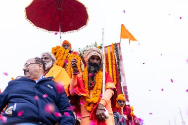 Prayagraj, Uttar Pradesh, Hindistan - 14 Ocak 2025: Mahakumbh, Mahakumbh, Kutsal Naga sadhu baba grubu.