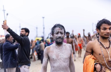 Prayagraj, Uttar Pradesh, Hindistan - 14 Ocak 2025: Mahakumbh, Mahakumbh, Kutsal Naga sadhu baba grubu.