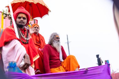 Prayagraj, Uttar Pradesh, Hindistan - 14 Ocak 2025: Mahakumbh, Mahakumbh, Kutsal Naga sadhu baba grubu.