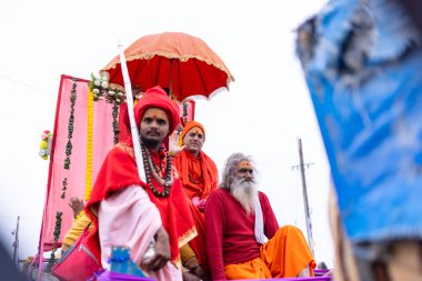 Prayagraj, Uttar Pradesh, Hindistan - 14 Ocak 2025: Mahakumbh, Mahakumbh, Kutsal Naga sadhu baba grubu.