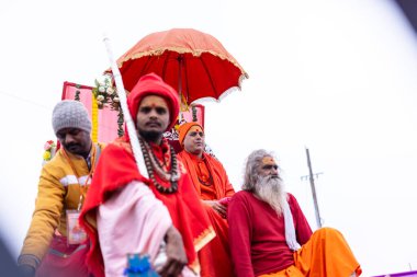 Prayagraj, Uttar Pradesh, Hindistan - 14 Ocak 2025: Mahakumbh, Mahakumbh, Kutsal Naga sadhu baba grubu.