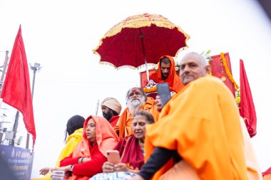 Prayagraj, Uttar Pradesh, Hindistan - 14 Ocak 2025: Mahakumbh, Mahakumbh, Kutsal Naga sadhu baba grubu.