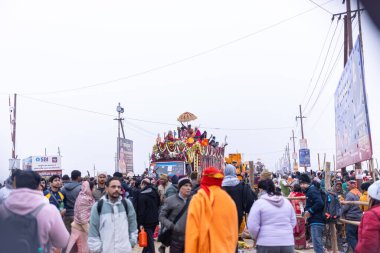 Prayagraj, Uttar Pradesh, Hindistan - 14 Ocak 2025: Mahakumbh, Mahakumbh, Kutsal Naga sadhu baba grubu.