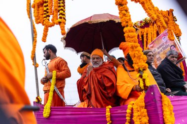 Prayagraj, Uttar Pradesh, Hindistan - 14 Ocak 2025: Mahakumbh, Mahakumbh, Kutsal Naga sadhu baba grubu.