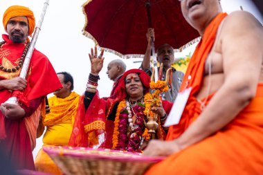 Prayagraj, Uttar Pradesh, Hindistan - 14 Ocak 2025: Mahakumbh, Mahakumbh, Kutsal Naga sadhu baba grubu.