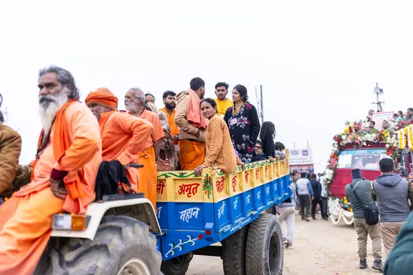 Prayagraj, Uttar Pradesh, Hindistan - 14 Ocak 2025: Mahakumbh, Mahakumbh, Kutsal Naga sadhu baba grubu.