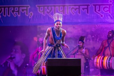 Puşkar, Rajasthan, Hindistan - 11 Kasım 2024: Folk dance, Afrika kıtasından gelen bir grup erkek sanatçı kültürel danslarını geleneksel kabile kıyafetleriyle,