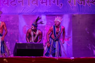 Puşkar, Rajasthan, Hindistan - 11 Kasım 2024: Folk dance, Afrika kıtasından gelen bir grup erkek sanatçı kültürel danslarını geleneksel kabile kıyafetleriyle,