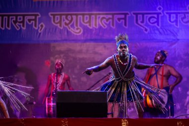 Puşkar, Rajasthan, Hindistan - 11 Kasım 2024: Folk dance, Afrika kıtasından gelen bir grup erkek sanatçı kültürel danslarını geleneksel kabile kıyafetleriyle,