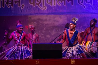 Puşkar, Rajasthan, Hindistan - 11 Kasım 2024: Folk dance, Afrika kıtasından gelen bir grup erkek sanatçı kültürel danslarını geleneksel kabile kıyafetleriyle,