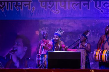 Puşkar, Rajasthan, Hindistan - 11 Kasım 2024: Folk dance, Afrika kıtasından bir grup erkek sanatçı geleneksel kabile kıyafetleriyle kültürel ateş dansı yapıyorlar..