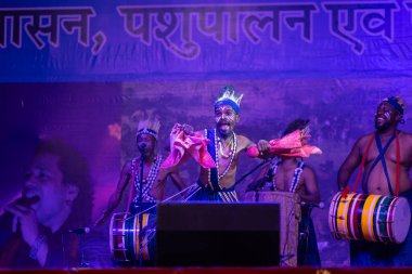 Puşkar, Rajasthan, Hindistan - 11 Kasım 2024: Folk dance, Afrika kıtasından bir grup erkek sanatçı geleneksel kabile kıyafetleriyle kültürel ateş dansı yapıyorlar..