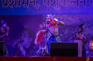 Puşkar, Rajasthan, Hindistan - 11 Kasım 2024: Folk dance, Afrika kıtasından gelen bir grup erkek sanatçı kültürel danslarını geleneksel kabile kıyafetleriyle,
