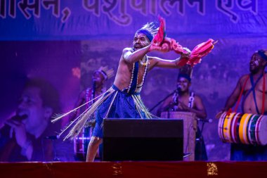 Puşkar, Rajasthan, Hindistan - 11 Kasım 2024: Folk dance, Afrika kıtasından bir grup erkek sanatçı geleneksel kabile kıyafetleriyle kültürel ateş dansı yapıyorlar..