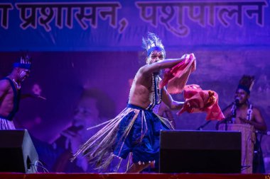 Puşkar, Rajasthan, Hindistan - 11 Kasım 2024: Folk dance, Afrika kıtasından bir grup erkek sanatçı geleneksel kabile kıyafetleriyle kültürel ateş dansı yapıyorlar..