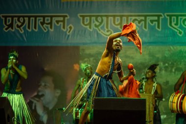 Puşkar, Rajasthan, Hindistan - 11 Kasım 2024: Folk dance, Afrika kıtasından bir grup erkek sanatçı geleneksel kabile kıyafetleriyle kültürel ateş dansı yapıyorlar..