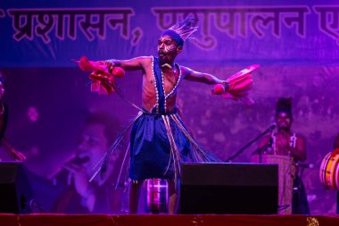 Puşkar, Rajasthan, Hindistan - 11 Kasım 2024: Folk dance, Afrika kıtasından bir grup erkek sanatçı geleneksel kabile kıyafetleriyle kültürel ateş dansı yapıyorlar..