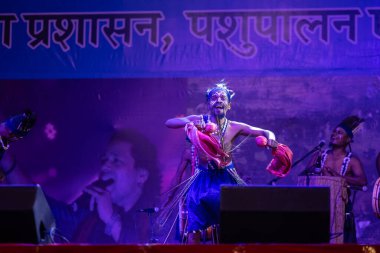 Puşkar, Rajasthan, Hindistan - 11 Kasım 2024: Folk dance, Afrika kıtasından bir grup erkek sanatçı geleneksel kabile kıyafetleriyle kültürel ateş dansı yapıyorlar..