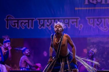 Puşkar, Rajasthan, Hindistan - 11 Kasım 2024: Folk dance, Afrika kıtasından bir grup erkek sanatçı geleneksel kabile kıyafetleriyle kültürel ateş dansı yapıyorlar..