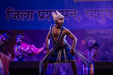 Puşkar, Rajasthan, Hindistan - 11 Kasım 2024: Folk dance, Afrika kıtasından bir grup erkek sanatçı geleneksel kabile kıyafetleriyle kültürel ateş dansı yapıyorlar..