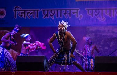 Puşkar, Rajasthan, Hindistan - 11 Kasım 2024: Folk dance, Afrika kıtasından bir grup erkek sanatçı geleneksel kabile kıyafetleriyle kültürel ateş dansı yapıyorlar..