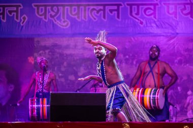 Puşkar, Rajasthan, Hindistan - 11 Kasım 2024: Folk dance, Afrika kıtasından bir grup erkek sanatçı geleneksel kabile kıyafetleriyle kültürel ateş dansı yapıyorlar..