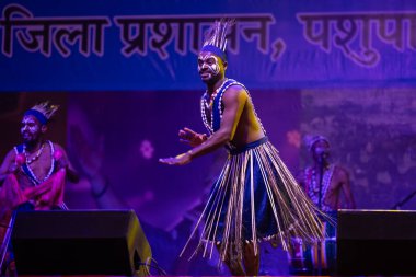 Puşkar, Rajasthan, Hindistan - 11 Kasım 2024: Folk dance, Afrika kıtasından bir grup erkek sanatçı geleneksel kabile kıyafetleriyle kültürel ateş dansı yapıyorlar..