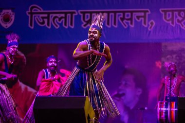 Puşkar, Rajasthan, Hindistan - 11 Kasım 2024: Folk dance, Afrika kıtasından bir grup erkek sanatçı geleneksel kabile kıyafetleriyle kültürel ateş dansı yapıyorlar..