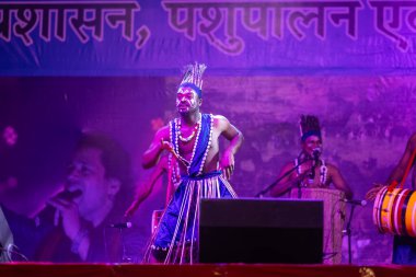Puşkar, Rajasthan, Hindistan - 11 Kasım 2024: Folk dance, Afrika kıtasından bir grup erkek sanatçı geleneksel kabile kıyafetleriyle kültürel ateş dansı yapıyorlar..