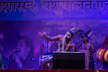 Puşkar, Rajasthan, Hindistan - 11 Kasım 2024: Folk dance, Afrika kıtasından bir grup erkek sanatçı geleneksel kabile kıyafetleriyle kültürel ateş dansı yapıyorlar..