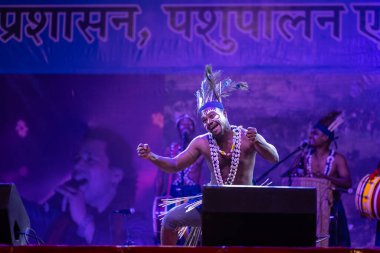 Puşkar, Rajasthan, Hindistan - 11 Kasım 2024: Folk dance, Afrika kıtasından bir grup erkek sanatçı geleneksel kabile kıyafetleriyle kültürel ateş dansı yapıyorlar..