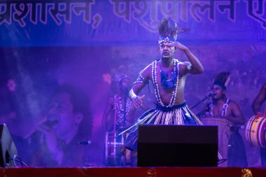 Puşkar, Rajasthan, Hindistan - 11 Kasım 2024: Folk dance, Afrika kıtasından bir grup erkek sanatçı geleneksel kabile kıyafetleriyle kültürel ateş dansı yapıyorlar..