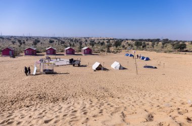 Çölün manzarası ve geleneksel çamur evin mimarisi..