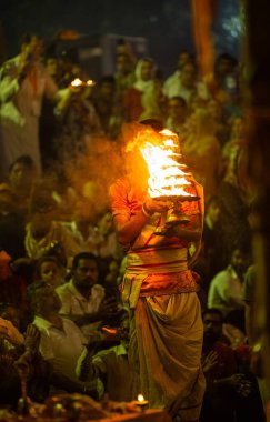 Bikaner, Rajasthan, Hindistan - 15 Ocak 2023: Bir grup din grubu Jasnathi Sampraday, Bikaner deve festivali sırasında yanan ormanın üzerinden yürüyerek açık alanda ateş dansı yaptı.