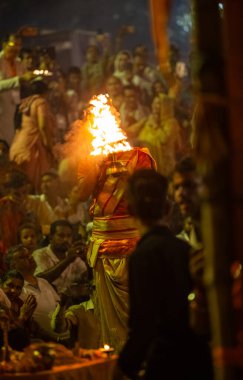 Bikaner, Rajasthan, Hindistan - 15 Ocak 2023: Bir grup din grubu Jasnathi Sampraday, Bikaner deve festivali sırasında yanan ormanın üzerinden yürüyerek açık alanda ateş dansı yaptı.