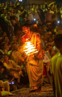 Bikaner, Rajasthan, Hindistan - 15 Ocak 2023: Bir grup din grubu Jasnathi Sampraday, Bikaner deve festivali sırasında yanan ormanın üzerinden yürüyerek açık alanda ateş dansı yaptı.